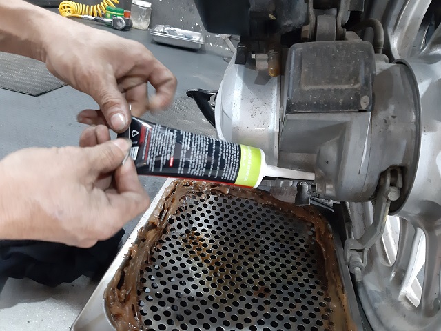Bao nhiêu km nên thay nhớt tuýp hộp số xe máy?