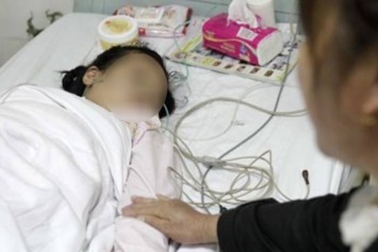 Bé gái 8 tuổi có kinh nguyệt, bụng phình to, cân nặng tăng vọt: Lời bác sĩ sau khi khám khiến người mẹ suy sụp