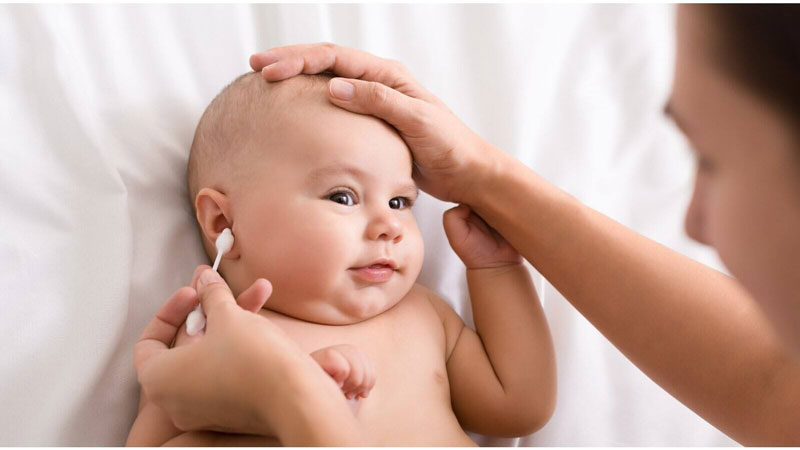 Cách vệ sinh tai cho trẻ sơ sinh đơn giản và an toàn mẹ cần biết