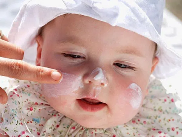 Tắm nắng sai cách và tác hại khôn lường đến làn da của trẻ em