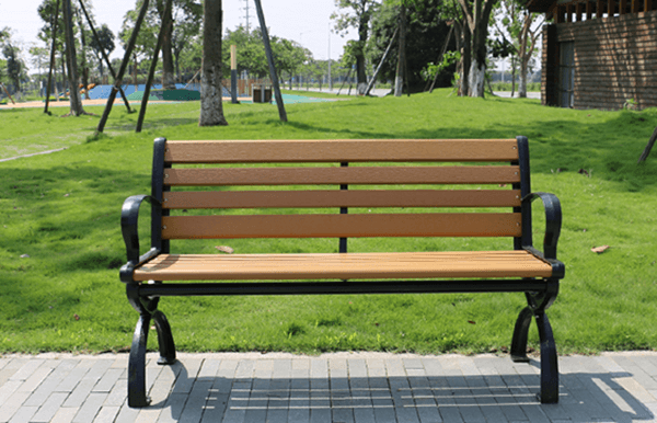 Ngôi chung ghế tại công viên có sao không?